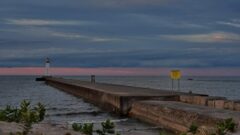 Lights out on Lake Ontario (photo)